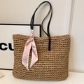Große geflochtene Strandtasche aus Stroh mit dunklen Riemen und rosa verzierten Seidenschal - Mit Seidenschal / Khaki