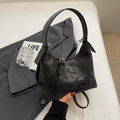 Sac hobo noir métallique avec texture vintage et bandoulière réglable sur fond neutre - Noir