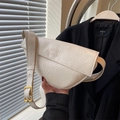 Bolso bandolera plisado blanco roto con logo AKN AKN y hebilla dorada elegante - Blanco Roto
