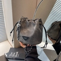 Sac seau chic en jean gris délavé vintage avec chaîne en métal et fermeture à cordon - Brun Foncé