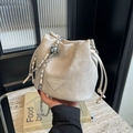 Sac seau blanc cassé avec cordon de serrage, bandoulière chaîne et finition suédée - Blanc Cassé