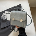 Sac à dos en similicuir bleu clair avec bordure en perles et étoiles métalliques - Bleu ciel sans pendentif