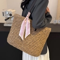 Große geflochtene Strohtasche mit rosa Herzschal und schwarzen Riemen für den Strand - Ohne Schal / Gebrochenes Weiß