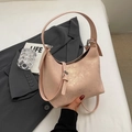 Sac sous le bras rose tendance avec texture dorée craquelée et boucle en métal argenté - Rose