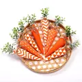 Set di 8 carote pasquali in tessuto con motivi a righe e pois in vassoio di bambù - Set Decorativo Carota