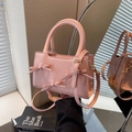 Bolso tote rosa con lazo y textura de cocodrilo con detalles de perlas y bandolera - Rosa
