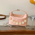 Borsa a tracolla rosa chiaro con catena di perle opache e spallina in metallo argento - Rosa
