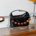 Borsa a tracolla nera minimalista con grandi perle d'ambra e trama stropicciata - Nero
