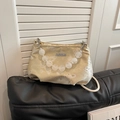 Hellgoldene Jacquard-Handtasche mit weißen Schmetterlingsmustern und Perlengriff-Riemen - Gold