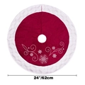 Detail der roten Weihnachtsbaumdecke mit weißen Schneeflocken und Spitzenrand - Rote Basis Weißer Rand Stil (Klein)