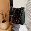 Chinesische Tasche aus schwarzem Satin mit Bambusmuster und bernsteinfarbener Kette - Schwarz