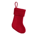 Calcetín de Navidad rojo de punto con trenzas y lazo para colgar sobre fondo blanco - Rojo
