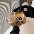 Beige strooien clutch tas met zwarte strik en stijlvolle parelketting handvat - Khaki