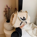 Mini stro schoudertas met parel handvat en strik detail voor zomerse stranddagen - Beige
