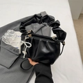 Elegante borsa a mano nera a pieghe con ciondolo a perla e dettagli in oro - Nero