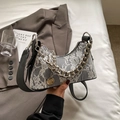 Sac à l'épaule en dentelle blanche avec chaîne argentée et détails en cuir noir - Noir