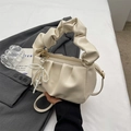 Borsa a nuvola beige plissettata con fiocco di perle e ciondolo a cuore su blazer - Beige