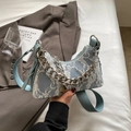 Sac sous le bras demi-lune bleu clair avec broderie en dentelle blanche et chaîne - Bleu
