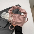 Borsa a nuvola rosa con ruches, ciondolo a fiocco di perle e tracolla rimovibile - Rosa