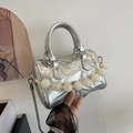 Bolso Boston plisado plateado con asa de cuentas acrílicas y cadena metálica de moda - Plateado