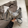 Sac sous le bras élégant en dentelle grise avec chaîne métallique et motifs floraux - Bleu foncé