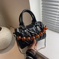 Bolso Boston plisado negro con cuentas de ámbar y correa de cadena plateada para mujer - Negro