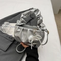 Borsa a mano cloud argento plissettata con fiocco di perle e ciondolo cuore - Argento