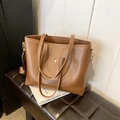 Große Shopper-Tasche in klassischem Dunkelbraun mit eleganten goldenen Metallelementen - Ohne Anhänger / Braun