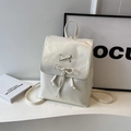 Zaino minimalista in pelle bianca con dettagli stringati e fiocco su un piedistallo - Grande / Bianco Sporco