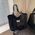 Borsa tote nera in pelle stropicciata con decorazione a farfalla in metallo argentato - Nero