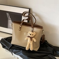 Braune Leder-Einkaufstasche mit Kontrastnähten und süßem Bärenanhänger-Detail - Mit Anhänger / Khaki
