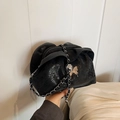 Sac nuage froncé noir avec chaîne papillon élégante et texture en similicuir brillant - Noir