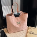 Borsa tote rosa in pelle verniciata stropicciata con dettaglio a farfalla in argento - Rosa