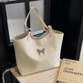 Elegante borsa tote beige con fiocco metallico e finitura lucida testurizzata - Bianco Sporco