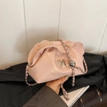 Sac nuage plissé rose pour femme avec boucle papillon argentée et bandoulière chaîne - Rose