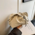 Sac nuage froncé beige chic avec papillon argenté et bandoulière chaîne réglable - Blanc