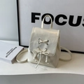 Mini sac à dos beige style ballet avec nœud décoratif et détails d'œillets en métal - Petit / Blanc Cassé