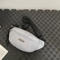 Sac de poitrine léger gris minimaliste avec sangle noire réglable et fermeture boucle - Gris