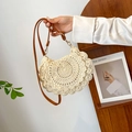 Beigefarbene halbrunde Häkeltasche mit Wellenmuster und braunem Lederriemen - Weiß