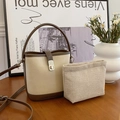 Bolso tipo cubo bicolor crema y marrón con cierre metálico y bolsa interior tejida - Marrón