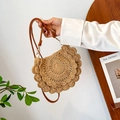 Handgefertigte khakifarbene Strohschultertasche mit Muschelrand und Ledergurt - Khaki