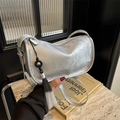 Sac bandoulière argenté avec texture feuille de bambou et détail de glands noirs - Argenté
