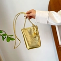 Mini metallic gouden telefoontasje met geweven ornament en fijne schouderriem - Goud