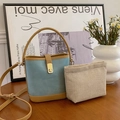 Bolso cubo azul claro con ribete marrón, cierre dorado y un neceser de tela separado - Azul