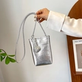 Mini crossbody telefoontasje in zilver metallic met geweven hanger voor dames - Zilver