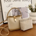 Bolso cubo chic en crema y caqui con cierre metálico y bolsa interior - Caqui