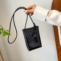 Mini zwarte crossbody telefoontas met knoopdetail en glanzende lakleer afwerking - Zwart
