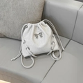 Schicke weiße Kordelzug-Beuteltasche mit Metallic-Schleife und Kettenriemen für Damen - Beige