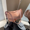 Sac à bandoulière rose minimaliste avec texture nuage et pompon décoratif - Rose