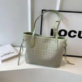 Bolso tote grande de cuero trenzado verde frijol con asas dobles minimalistas - Verde